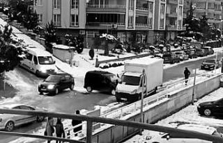 Bursa’da otomobillerin buz dansı...Kamyonete böyle...