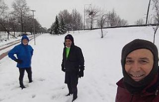 Bursa’da sıfır derecede karların üzerinde koştular