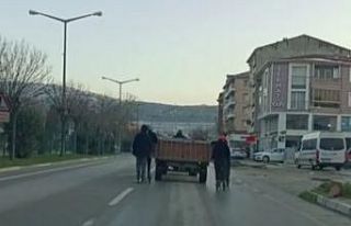 Bursa’da traktöre takılan patenci çocukların...