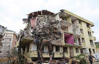 Büyükçekmece’de risk taşıyan 3 bina daha yıkıldı