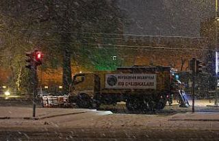 Büyükşehir, 16 ilçede gece boyu karla mücadele...