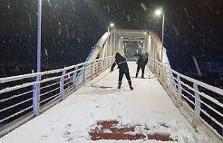 Büyükşehir ekipleri karla mücadeleyi sürdürüyor