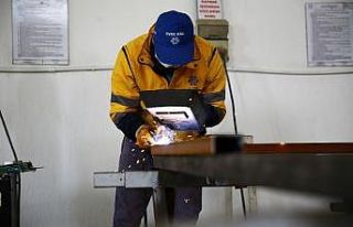 Büyükşehir, otobüs duraklarını kendisi imal...