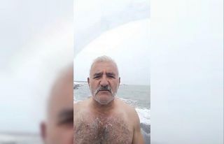 Buz adam eksi 1 derecede denize girdi, kar banyosu...