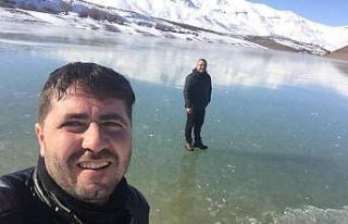 Buz tutan gölde öz çekim