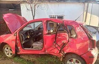 Buzda kayan otomobil evin bahçesine uçtu: 2 yaralı