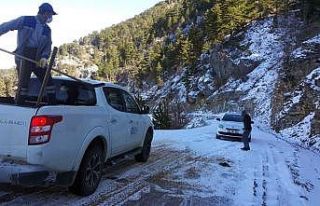 Buzlanan Taşatan Yolu’nda tuzlama yapıldı