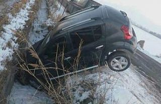 Buzlanma nedeniyle kayan araç sulama kanalına girdi