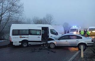 Buzlu yolda 10 araç birbirince girdi: 12 yaralı