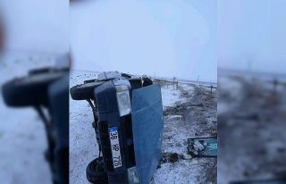 Buzlu yolda direksiyon hakimiyeti kaybolan araç takla...