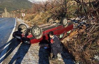 Buzlu yolda kayan otomobil takla attı: 1 yaralı