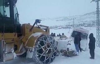 Buzlu yolda şarampole düşen midibüs yol açma...