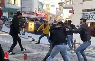 Cadde ortasında tekme yumruk kavga ettiler