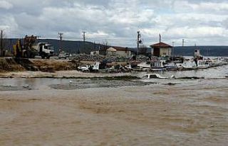 Çanakkale’de Kepez deresi taştı, iki tekne battı