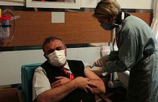 Çanakkale’de sağlık çalışanlarına aşılama...