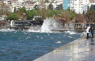 Çanakkale’de şiddetli lodos etkili oluyor