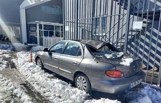 Çatıdaki kar kütlesi otomobili hurdaya çevirdi