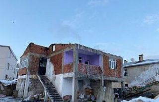 Çatıdaki kümes hayvanlarını ısıtmak için yaktığı...