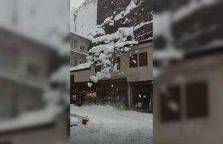 Çatıdan düşen kar kütlesi korkuttu