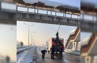 Çatılarda oluşan kar ve buz sarkıtlarına dikkat