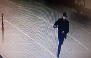 Cebinden telefonu çıkarmak isterken poşet içindeki...