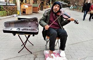 Çıplak ayaklı sokak müzisyeni