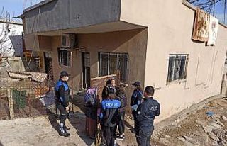 Cizre polisinden ihtiyaç sahibi ailelere kıyafet...