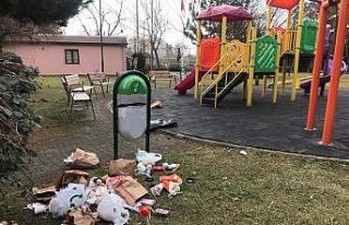 Çocuk parkını çöplüğe dönüştürdüler