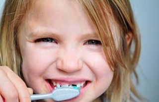 Çocuklar, günde en az 2 kez diş fırçalamalı