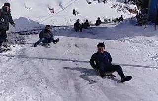 Çocuklar karın keyfini kayarak çıkardı