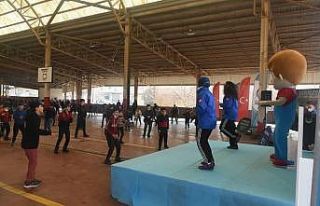 Çocuklar semt pazarında spor yaptı