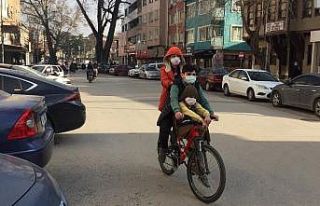 Çocukların tehlikeli bisiklet yolculuğu kameraya...