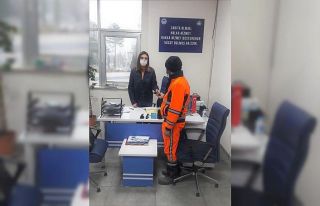 Çöp temizlerken eşya buluyor, her seferinde örnek...