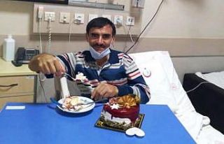 Covid-19 hastasına hastanede doğum günü sürprizi