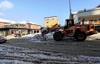 Cumayeri belediyesi gece gündüz kar mesaisinde
