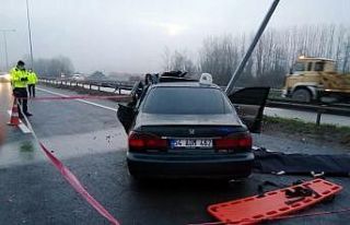 D-100’de aydınlatma direğine çarpan otomobil...