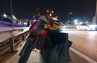 D-100’de duran otomobile çarpan motosikletli yaralandı