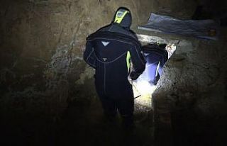 Dalgıçlardan zorlu koşullardaki suda dip temizliği