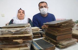 Dedelerinden miras kalan kitaplara gözleri gibi bakıyorlar