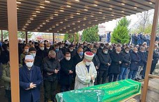 Dekan annesini toprağa verdi