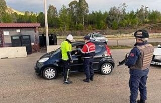 Denetimlerde uyuşturucu ve kaçak içki ele geçirildi