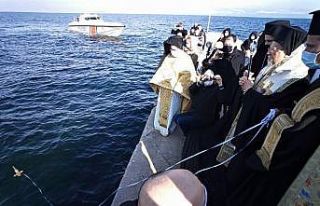 Denizden haç çıkarma ayinine kar engeli