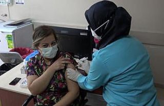 Denizli’de ilk aşı Sağlık Müdürü Öztürk’e...