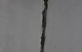 Depremde bir evin duvarları çatladı, yaşlı adam...