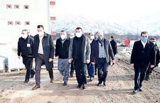 Depremin yıl dönümünde deprem konutları incelendi