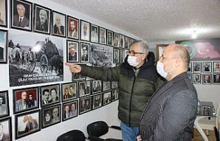 Derneğin duvarlarını 300 hatıra fotoğraf kaplıyor