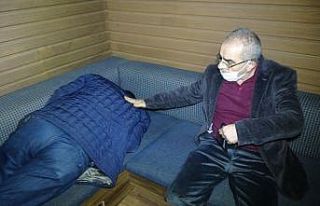 Dernekte kumar oynamaya gelenler uyuma numarası yapıp,...