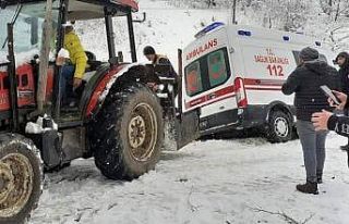 Devrek’te kanala düşen ambulans traktörle kurtarıldı