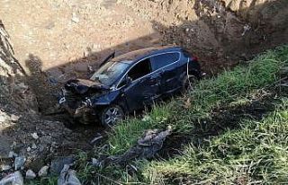 Direksiyon hakimiyetini kaybedip 5 metrelik çukura...
