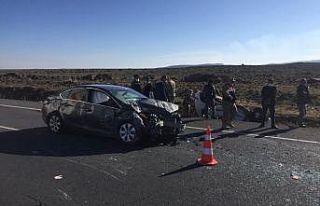 Diyarbakır’da iki otomobil kafa kafaya çarpıştı:...